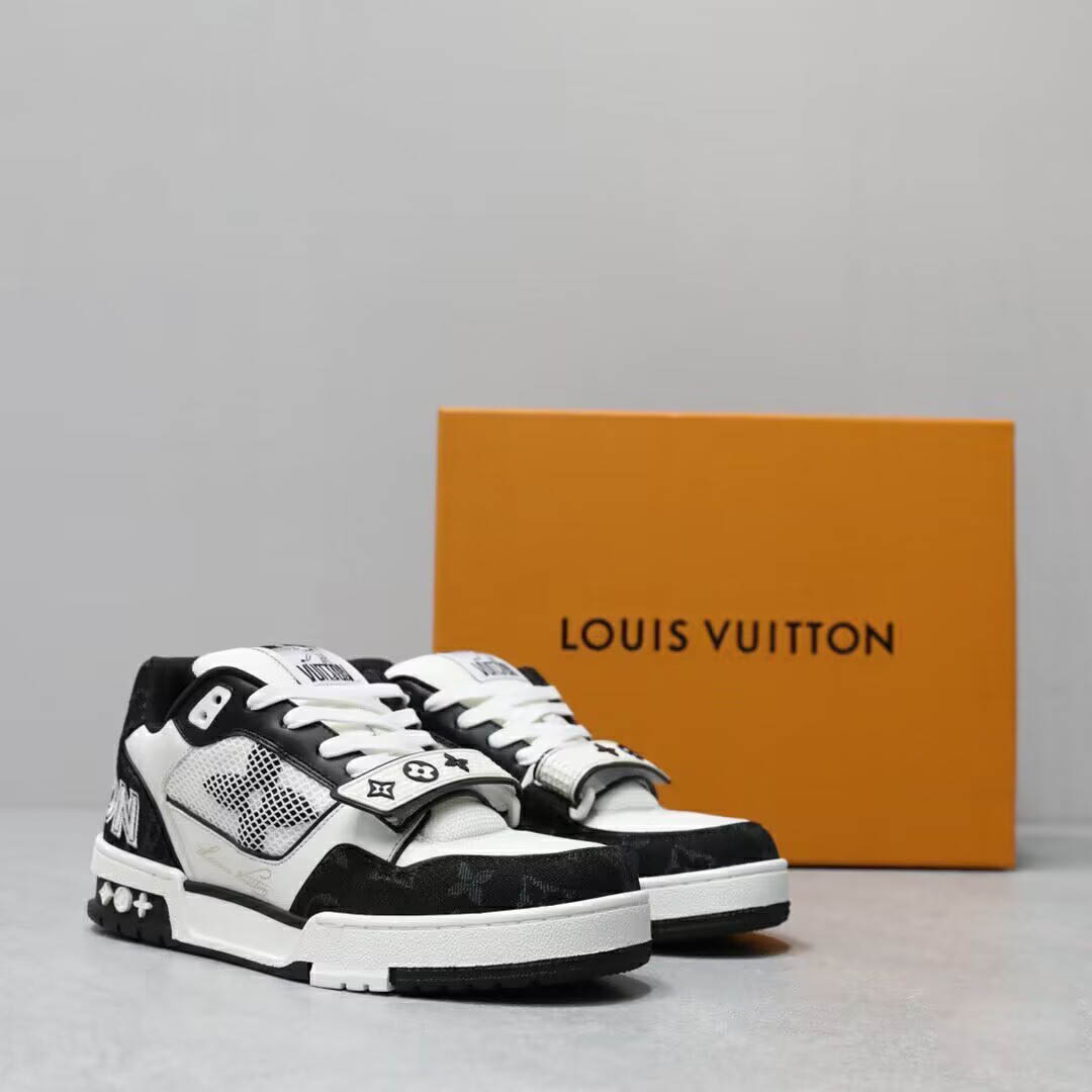 LOUIS VUITTON Trainer Monogram Sneakers 1ACP25